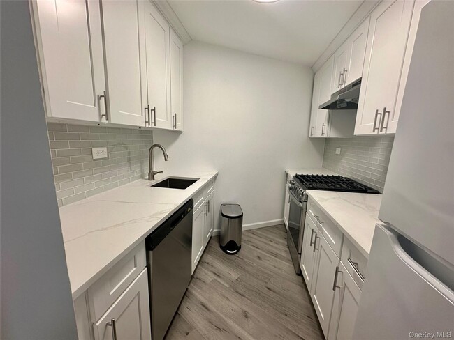 Building Photo - 2 Bay Club Dr Unit 11H