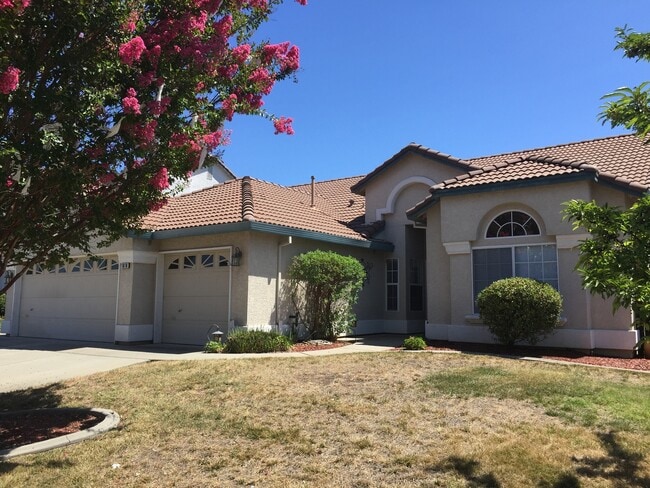 Building Photo - 3 bdrm + den in Woodcreek Oaks