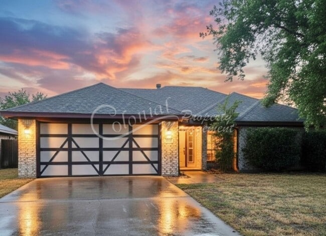 Building Photo - AVAILABLE NOW!!