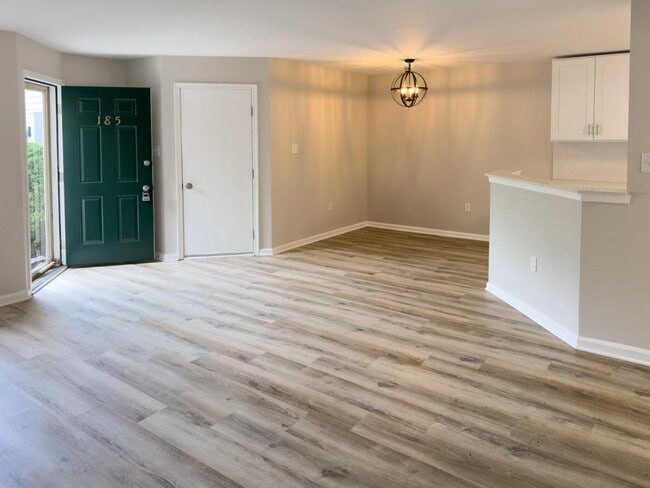 Photo - 185 Lindfield Cir