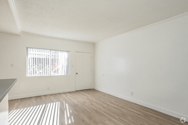 1 habitación, 1 baño - 595 pies cuadrados - Sala de estar - 6352 Cedar St.