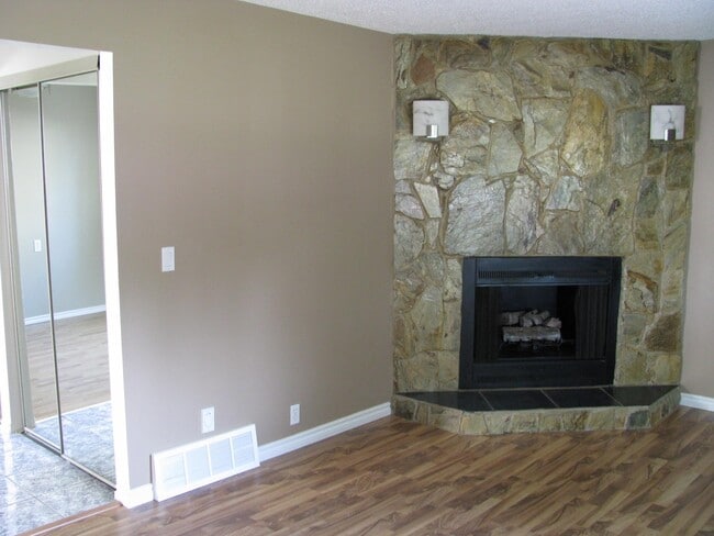Photo - 3 Bed 1.5 Bath Unit in Sherwood Park, AB Unit 839 Village Drive