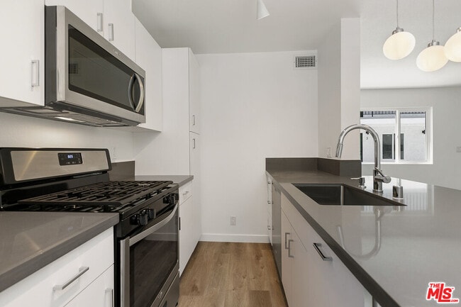 Photo - 6736 Woodley Ave Unit 18