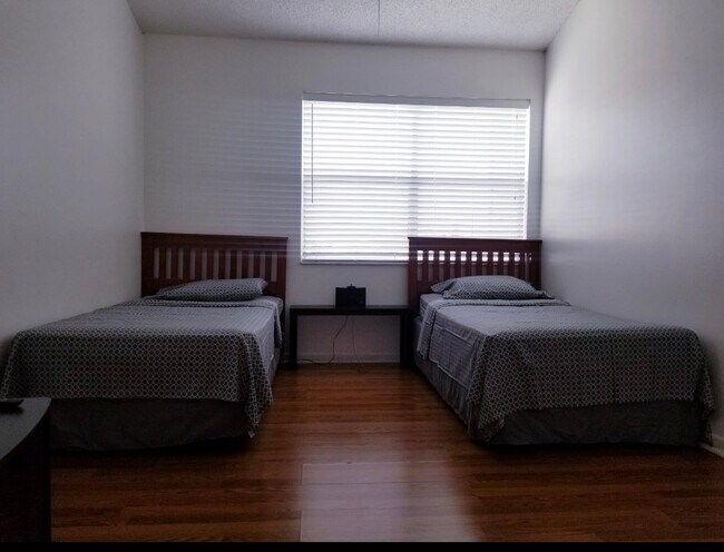 2nd bedroom - 2564 Woodgate Blvd Unit 204