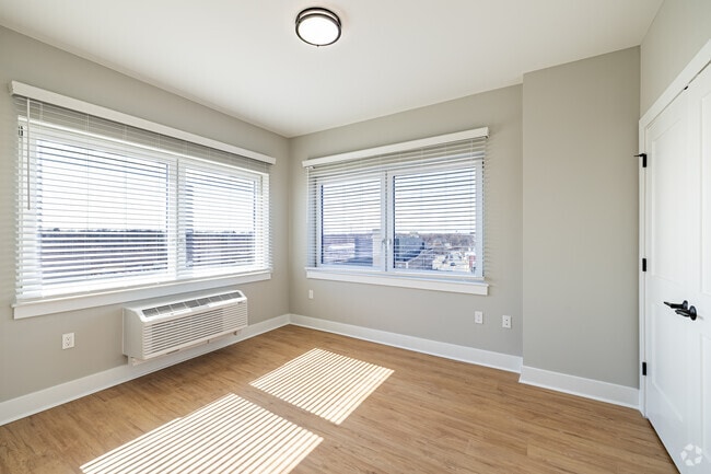 1BR, 1BA - 811SF - Bedroom