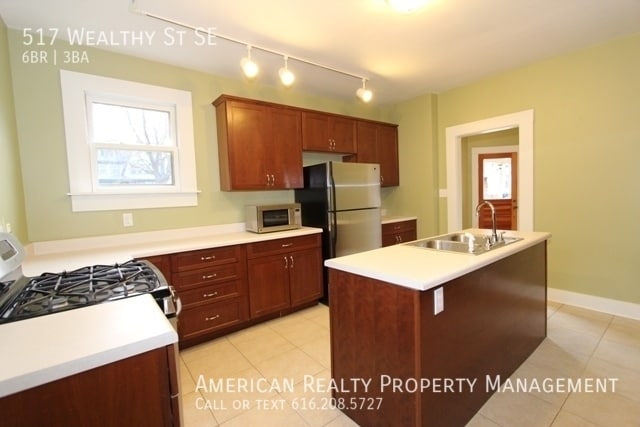 Photo - 517 Wealthy St SE