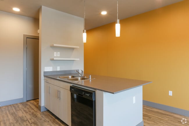 1BR, 1BA - 800 SF