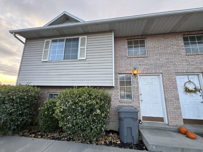 Spacious 3-Bedroom Townhome with Fenced Yard - Spacious 3-Bedroom Townhome with Fenced Yard