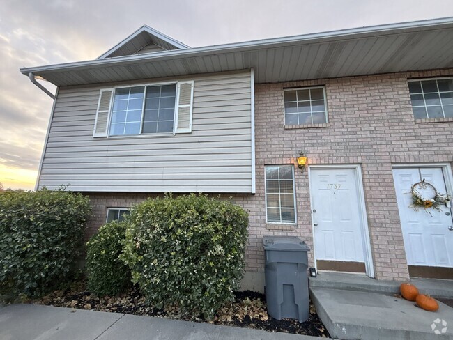 Building Photo - Spacious 3-Bedroom Townhome with Fenced Yard