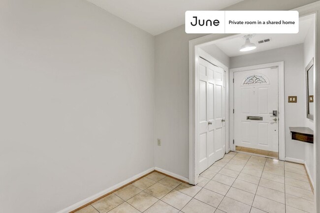 Room in Shared 7 bed/4 bath home in Southwest Waterfront