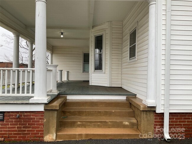 Photo - 409 N Main St