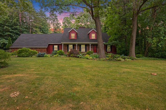 Building Photo - 3310 Lake Dr Rental