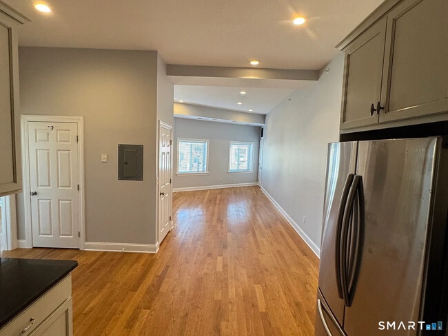 Photo - 2067 Barnum Ave