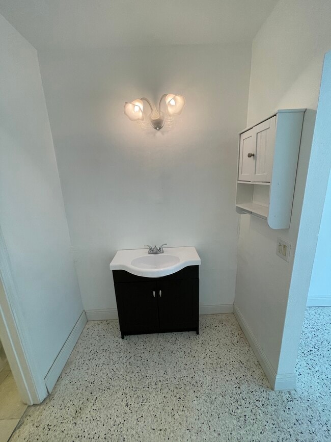 Sincronización del baño - 665 NE 83rd Ter Unidad 105