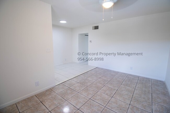 Photo - Nice 2nd Floor 1/1 in GREAT Hollywood Loca... House