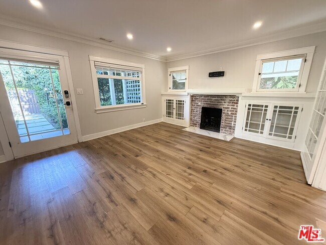 Building Photo - 901 N Orange Grove Ave Rental