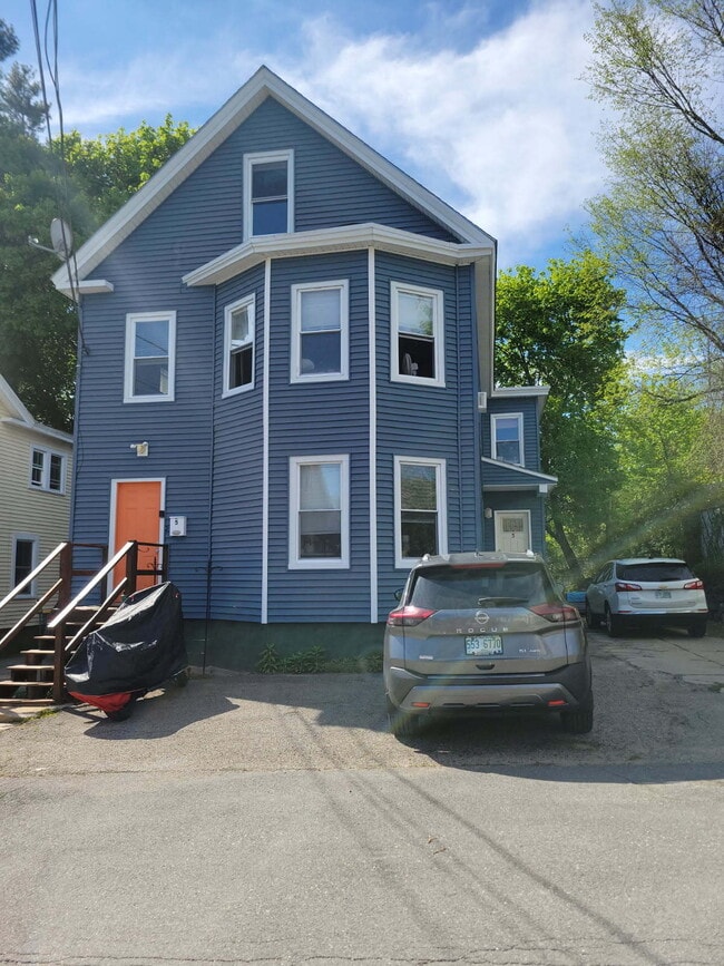 Building Photo - 1ST FLOOR! 3-bedroom unit located on a quiet dead-end street!