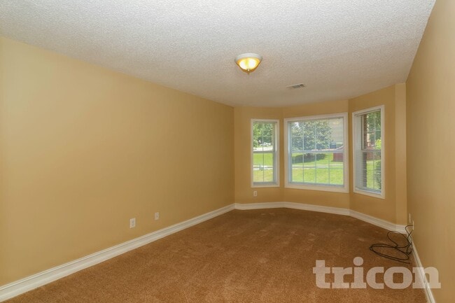 Photo - 305 Emerald Trce