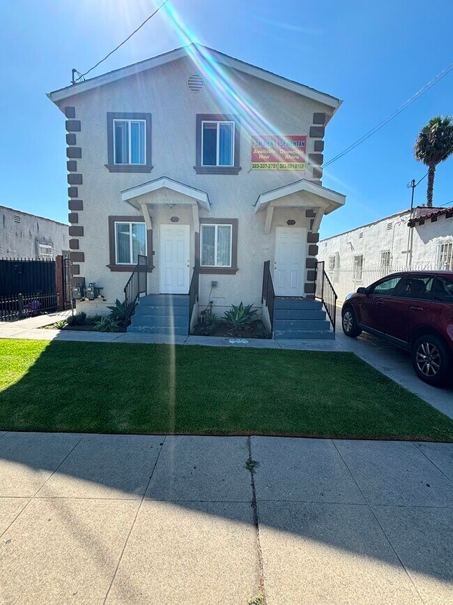 Building Photo - 828 W 71st St