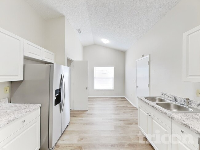 Photo - 714 49th St E