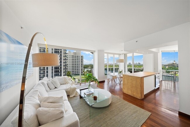 Building Photo - 4779 Collins Ave Unit 1005