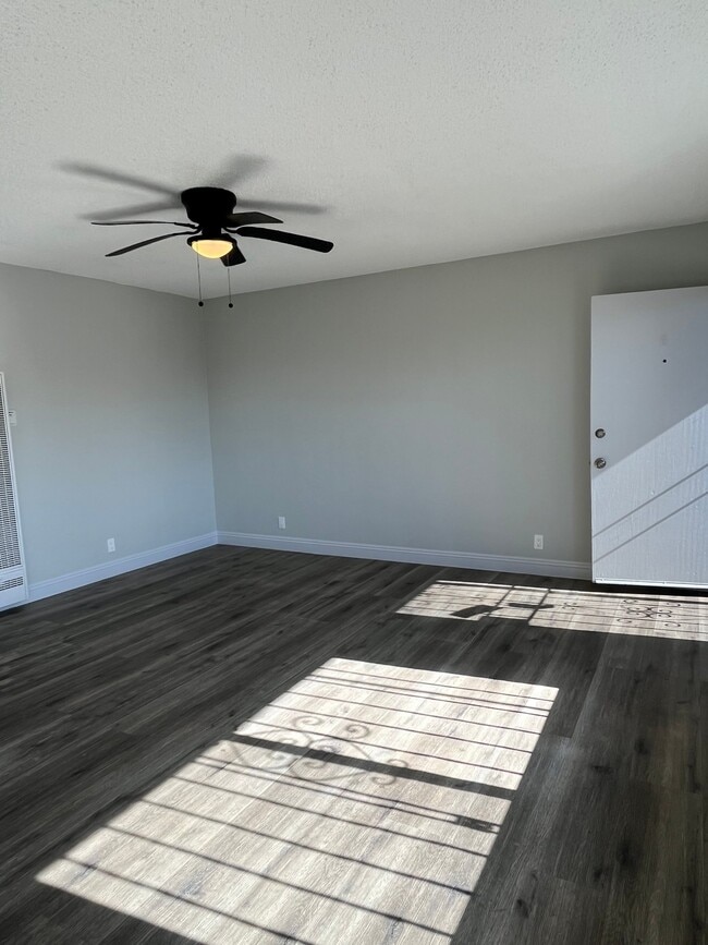 Photo - 1334 W 93rd St