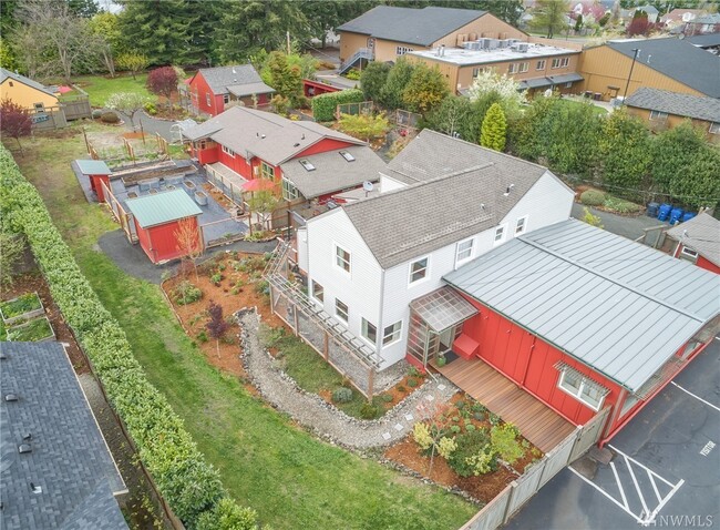 Photo - 719 Division St NW