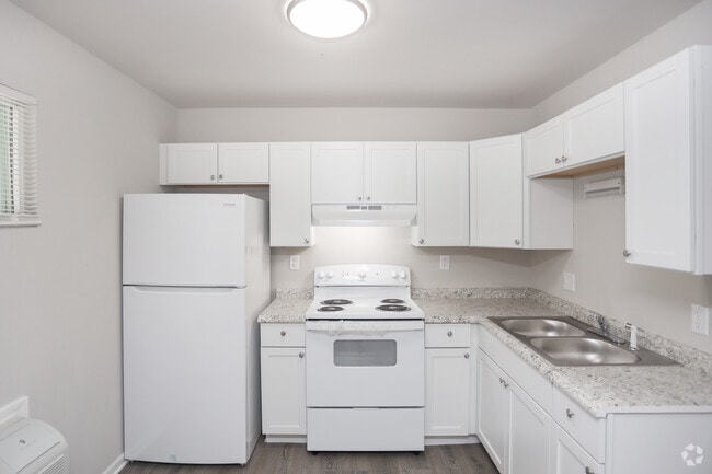 2BR, 1BA - 704 SF
