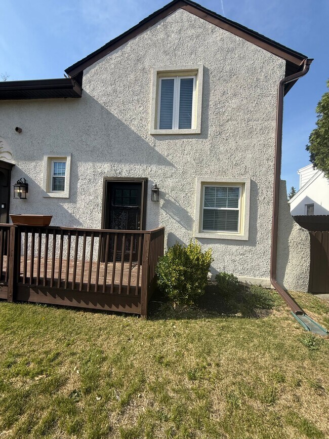 1206 E Main St