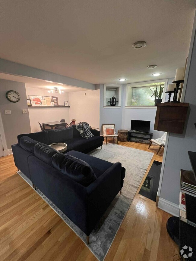 Building Photo - 2833 N Burling St Unit GN Rental
