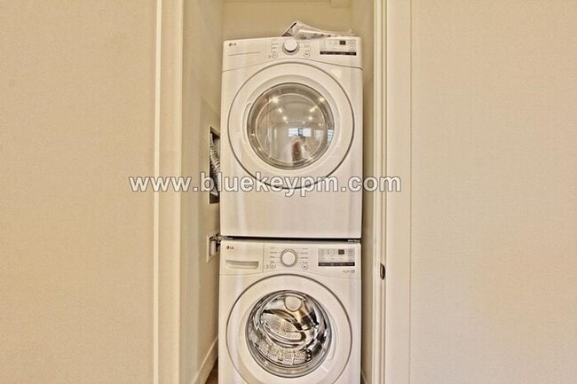 Photo - 1528-A: 3 Bed, 2.5 Bathroom Townhome Near PCC and Kaiser Interstate