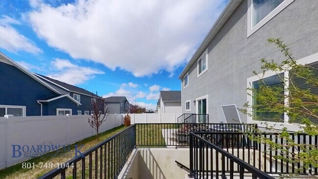 Building Photo - Stylish Vineyard Basement Apartment!