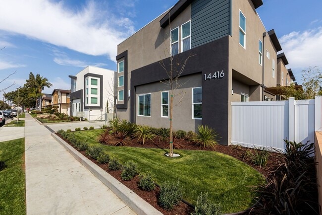 Building Photo - 14416 Yukon Ave Unit B