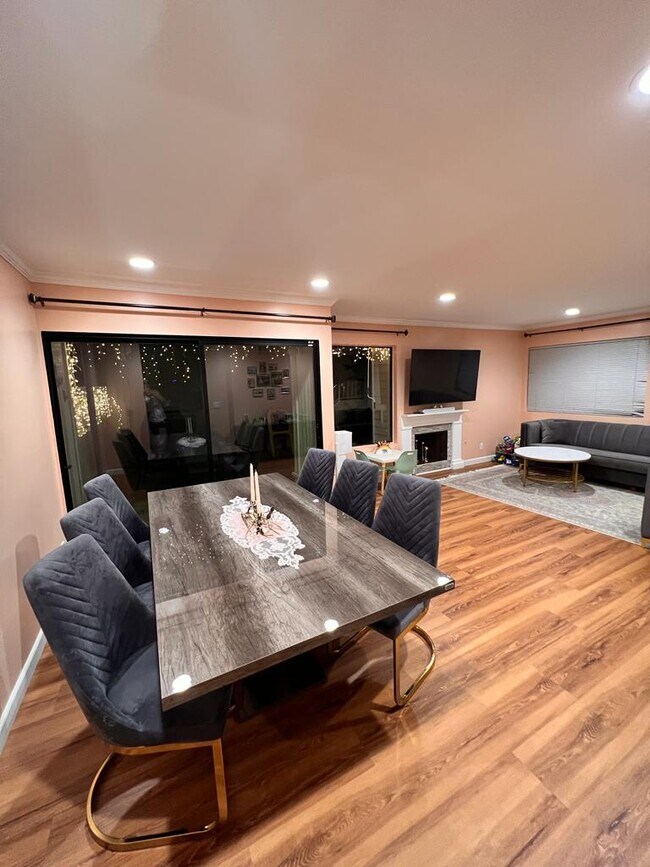 Building Photo - 10500 Sunland Blvd