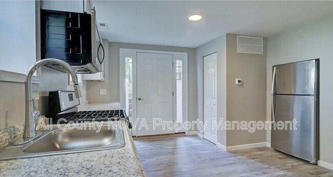 Building Photo - 6110 41st Ave Unit C (Lower Level) Rental