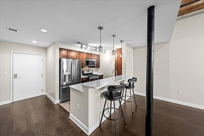 Photo - Stylish Industrial Loft with Exposed Brick, High Ceilings & Modern Kitchen Unit 143