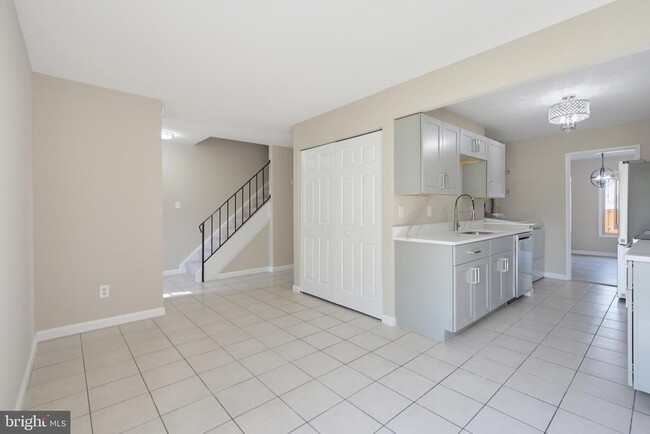 Photo - 744 Cordell Way