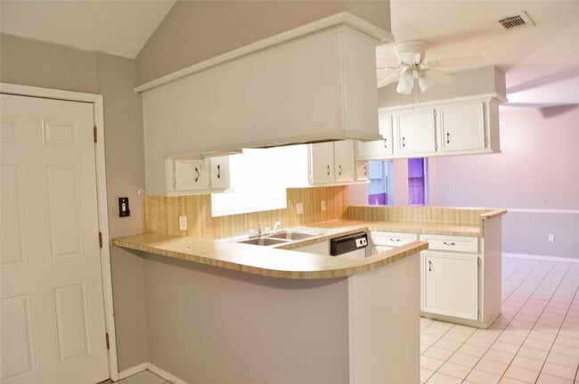 Photo - 323 Edgeton Ct