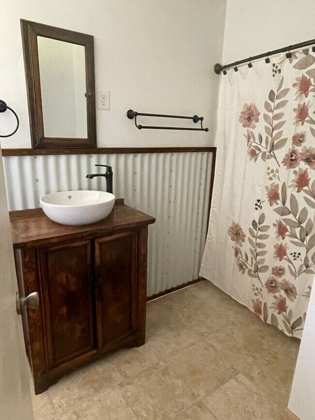 Photo - Available Now! Beautiful 3/1 with Large Fr...