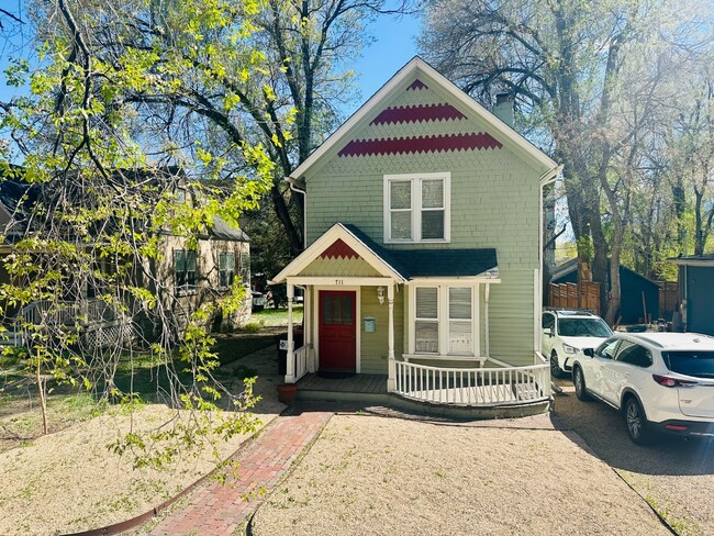 Charming 3 bedroom Victorian home! - Charming 3 bedroom Victorian home!