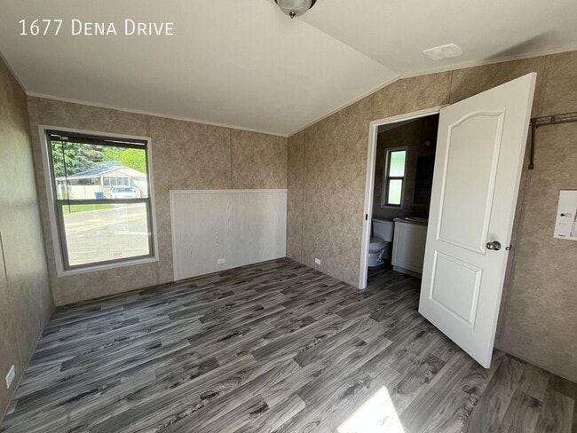 1677 Dena Dr