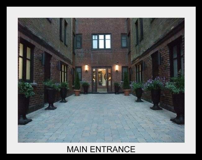 Building Photo - 4982 Ch Queen-Mary Unit apt 14