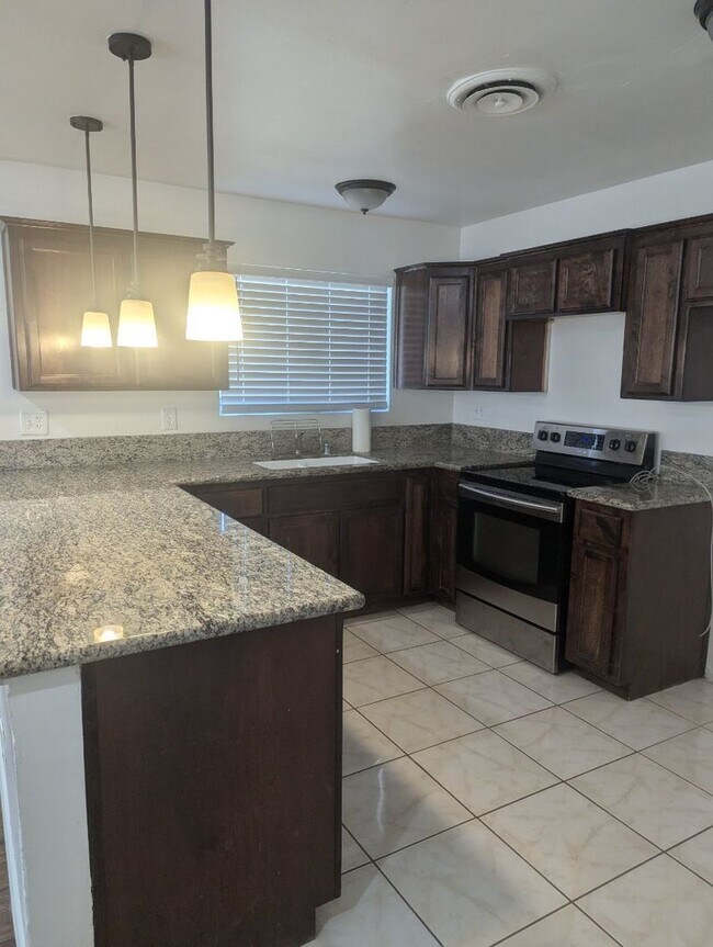 Photo - Cozy 2 bedroom front unit home in SW Baker...