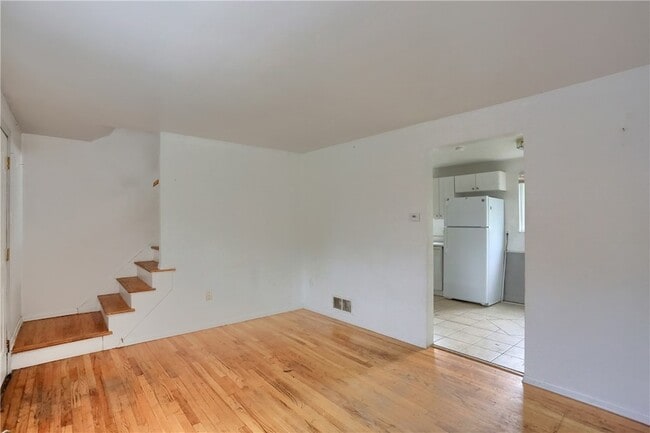 Photo - 448 Brierly Ln
