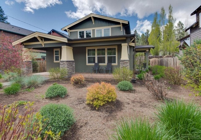 Darling Home Located in the Heart of NW Bend! - Darling Home Located in the Heart of NW Bend!