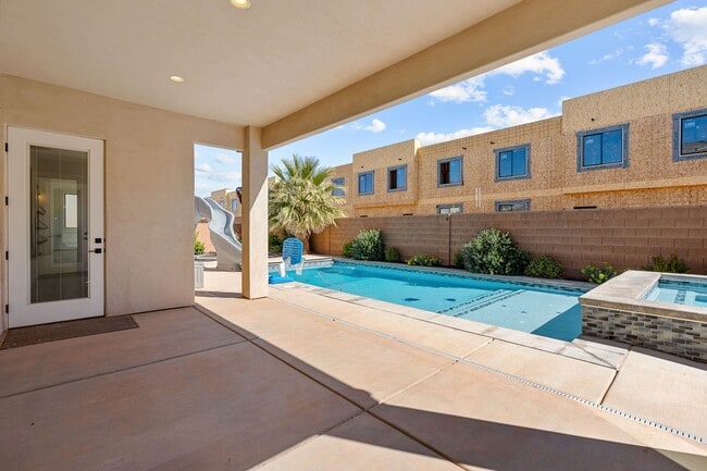 Photo - Gorgeous 5 bed 4 bath rental home with pool