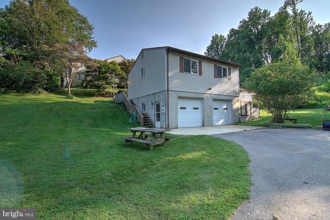 Building Photo - 5105 Shore Dr