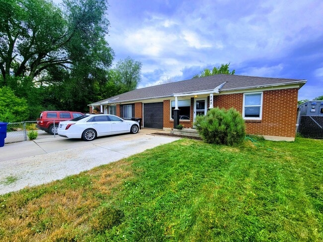 Building Photo - Cozy East Side Home!