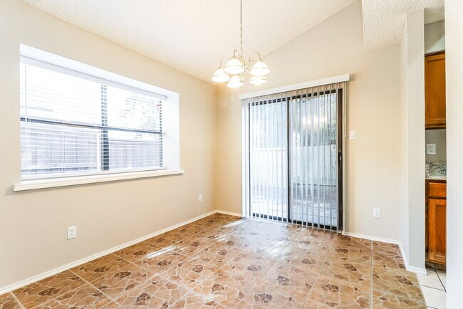 Photo - 1366 Chinaberry Dr