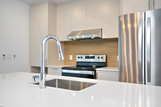 Building Photo - 7070 Boul Newman Unit 1403